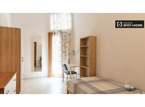 Pokój do wynajęcia w apartamencie z 4 sypialniami w Salario… - Do wynajęcia