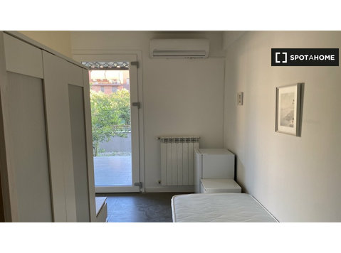 Room for rent in 4-bedroom apartment in Tor Vergata - Cho thuê