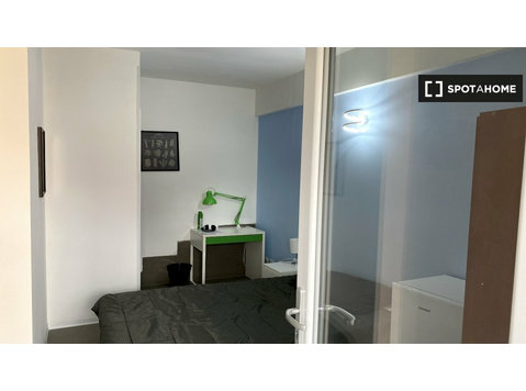 Tor Vergata'da 4 yatak odalı dairede kiralık oda - Kiralık