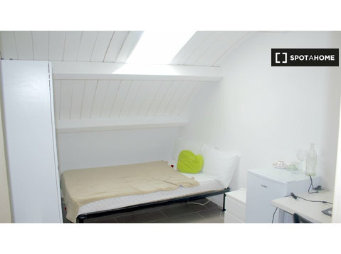 Room for rent in 4-bedroom apartment in Tor Vergata - De inchiriat