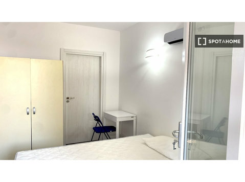 Room for rent in 4-bedroom apartment in Tor Vergata -  வாடகைக்கு 