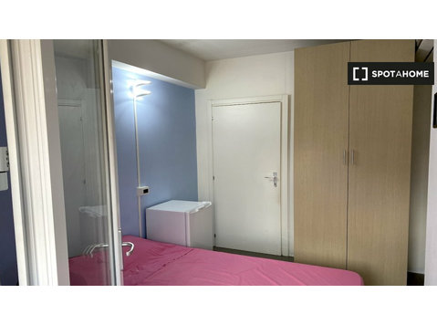 Room for rent in 4-bedroom apartment in Tor Vergata - Annan üürile