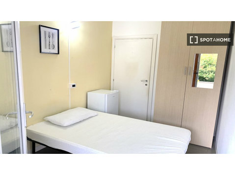 Room for rent in 4-bedroom apartment in Tor Vergata - برای اجاره