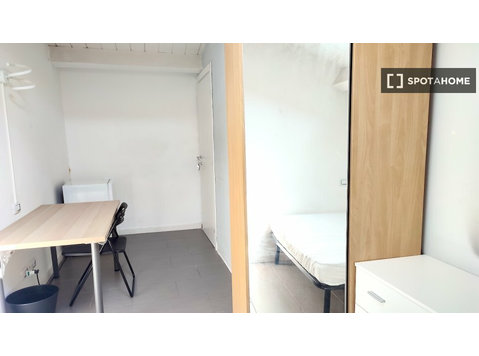 Zimmer zu vermieten in 4-Zimmer-Wohnung in Tor Vergata - Zu Vermieten