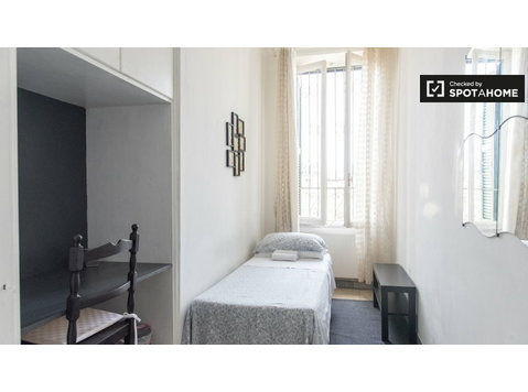 Trieste / Nomentano'da 4 yatak odalı dairede kiralık oda - Kiralık