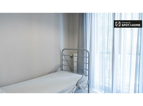 Monteverde, Roma'da 5 yatak odalı dairede kiralık oda - Kiralık