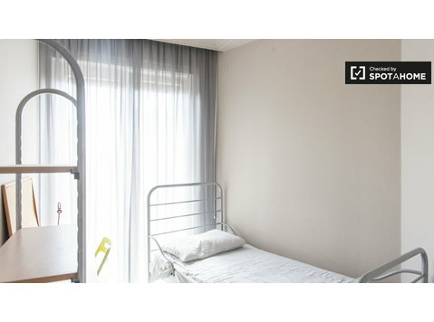 Zimmer zu vermieten in 5-Zimmer-Wohnung in Monteverde, Rom - Zu Vermieten