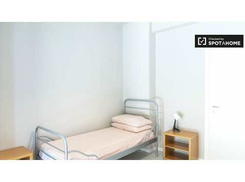 Zimmer zu vermieten in 5-Zimmer-Wohnung in Monteverde, Rom - Zu Vermieten