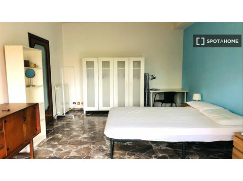 Ostiense, Roma'da 5 yatak odalı dairede kiralık oda - Kiralık