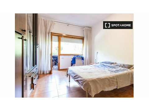 Zimmer zu vermieten in 5-Zimmer-Wohnung in Ostiense, Rom - Zu Vermieten