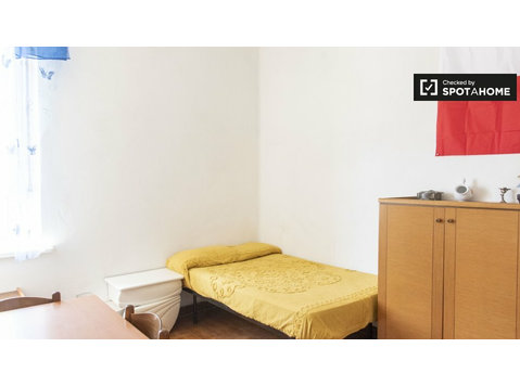 Zimmer zu vermieten in 6-Zimmer-Wohnung in Nomentano, Rom - Zu Vermieten
