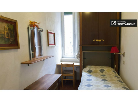 Zimmer zu vermieten in 6-Zimmer-Wohnung in Nomentano, Rom - Zu Vermieten