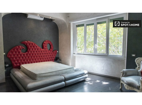 Room for rent in 6-bedroom apartment in Rome - Disewakan