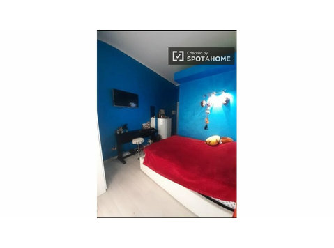 Zimmer zu vermieten in 6-Zimmer-Wohnung in Rom - Zu Vermieten