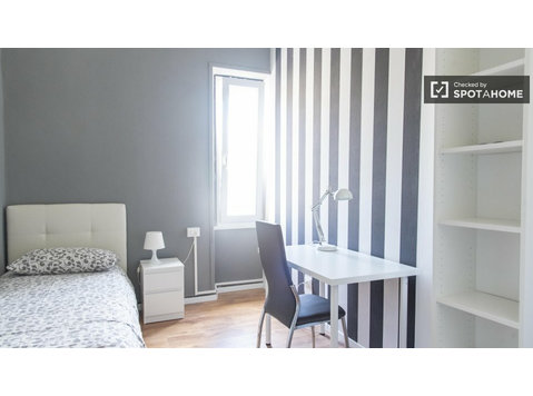 Zimmer zu vermieten in einer 7-Zimmer-Wohnung in Rom - Zu Vermieten