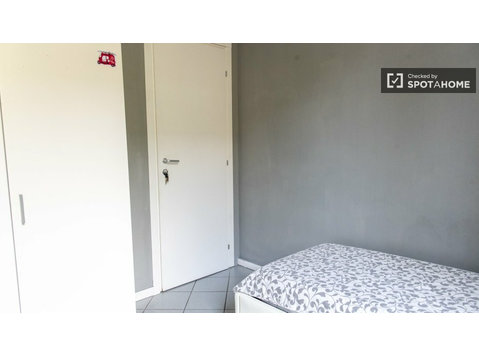 Room for rent in 7-bedroom apartment in Salario, Rome - Annan üürile