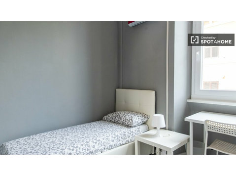 Room for rent in 7-bedroom apartment in Salario, Rome - Til Leie