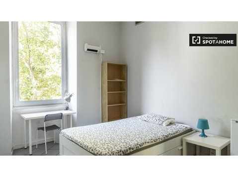 Quarto para alugar em apartamento de 7 quartos em Salario,… - Aluguel