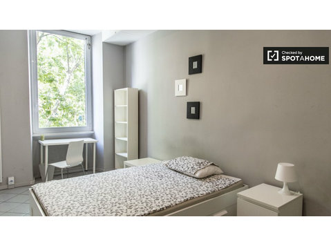 Stanza in affitto in appartamento con 7 camere da letto a… - In Affitto