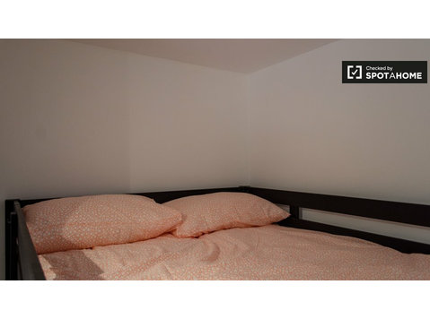 Room for rent in 7-bedroom apartment in Trieste, Rome - Disewakan