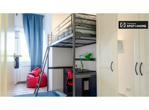 Trieste, Roma'da 7 yatak odalı dairede kiralık oda - Kiralık