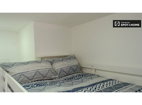Quarto para alugar em apartamento de 7 quartos em Trieste,… - Aluguel