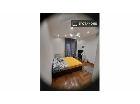 Zimmer zu vermieten in einer 8-Zimmer-Wohnung in Latina,… - Zu Vermieten