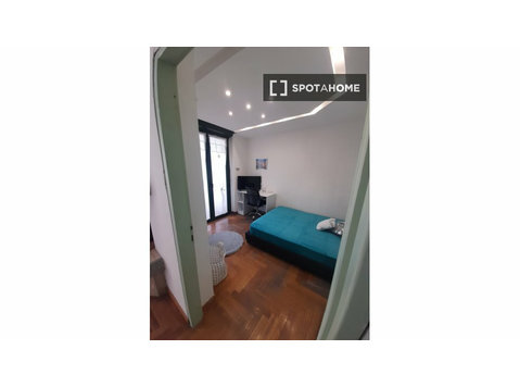 Room for rent in 8-bedroom apartment in Latina, Latina - 임대