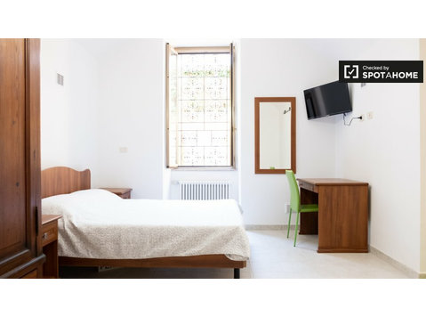 Zimmer zu vermieten in 9-Zimmer-Haus in Monte Sacro - Zu Vermieten