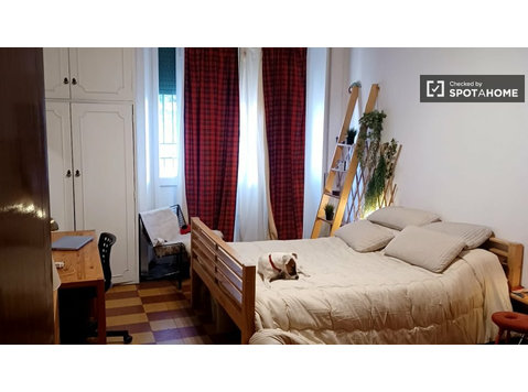 Room for rent in a 3-bedroom apartment in Monteverde Nuovo - Til Leie