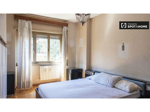 Room for rent in a 5-bedroom apartment in Ostiense - Vuokralle