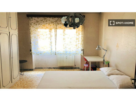 Se alquila habitación en piso de 5 habitaciones en Ostiense - Alquiler
