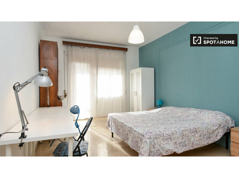 Zimmer zu vermieten in einer 5-Zimmer-Wohnung in Ostiense - Zu Vermieten