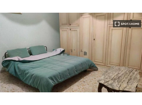 Ostia, Roma'da 2 yatak odalı dairede kiralık oda - Kiralık