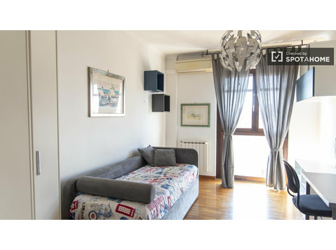 Room for rent in apartment with 2 bedrooms in Rome -  வாடகைக்கு 