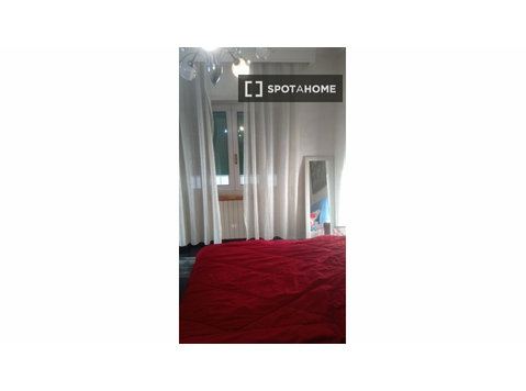 Room for rent in apartment with 2 bedrooms in Rome - De inchiriat