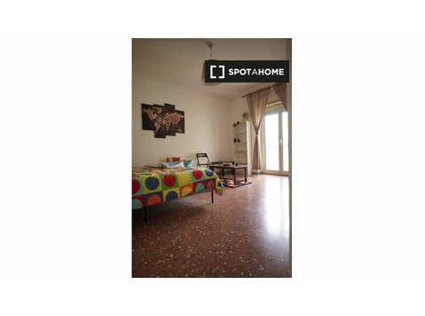Room for rent in apartment with 2 bedrooms in Rome - Til leje