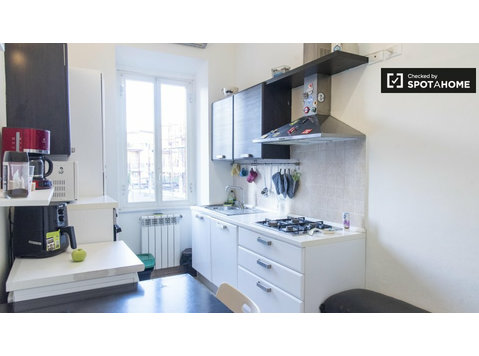 Chambre à louer dans un appartement avec 2 chambres à Rome - À louer