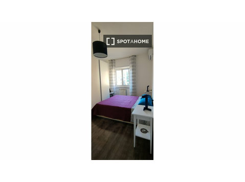 Camera in affitto in appartamento con 2 camere da letto a… - In Affitto