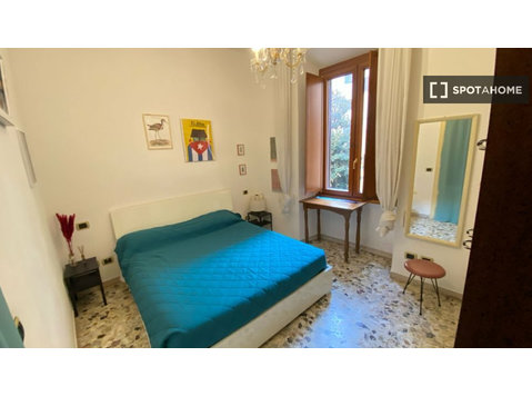 Room for rent in apartment with 2 bedrooms in Rome  - ONLY F - Til leje