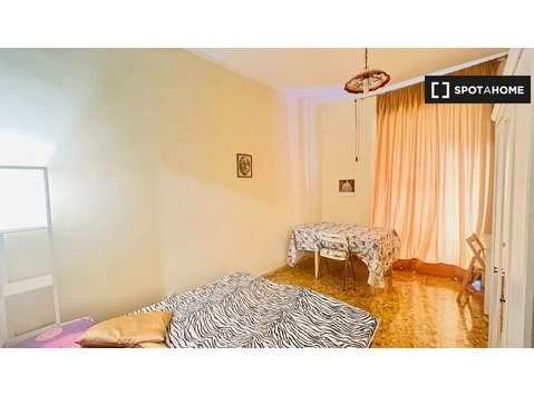 Room for rent in apartment with 2 bedrooms in Rome - Под Кирија