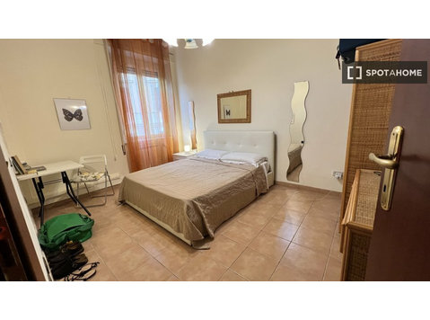 Se alquila habitación en piso de 3 habitaciones en Roma - Alquiler