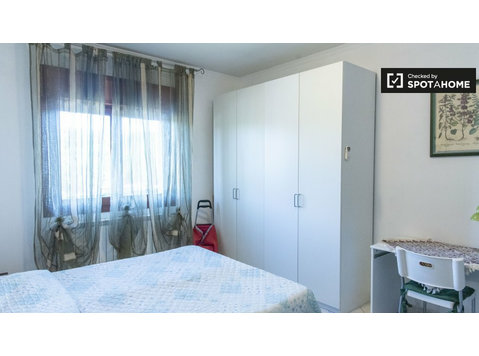 Zimmer zu vermieten in Wohnung mit 3 Schlafzimmern in Rom - Zu Vermieten