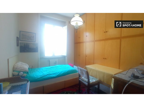 Room for rent in apartment with 3 bedrooms in Rome - De inchiriat
