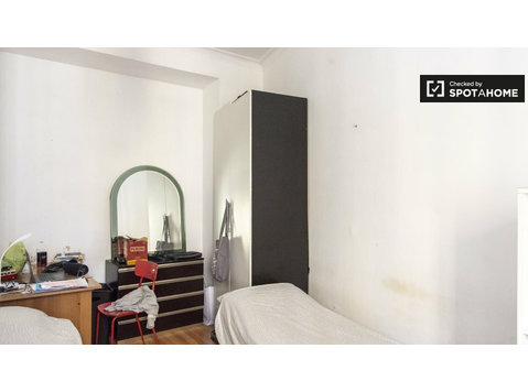 Se alquila habitación en piso de 3 habitaciones en Roma - Alquiler
