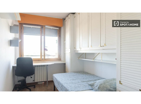 Room for rent in apartment with 3 bedrooms in Rome - Annan üürile