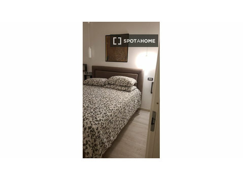 Pokój do wynajęcia w mieszkaniu z 3 sypialniami w Rzymie - Do wynajęcia