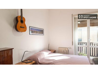 Room for rent in apartment with 3 bedrooms in Rome - Za iznajmljivanje