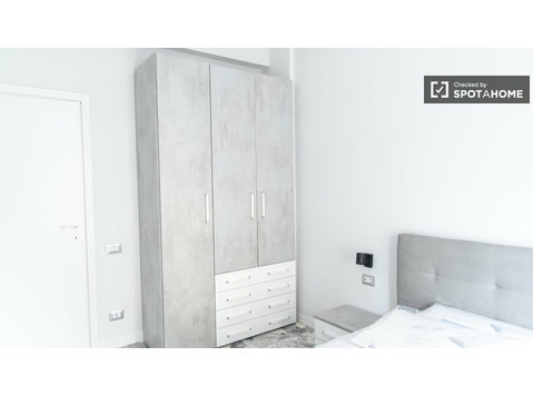 Room for rent in apartment with 3 bedrooms in Rome - الإيجار