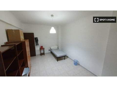 Quarto para alugar em apartamento com 3 quartos em Roma - Aluguel